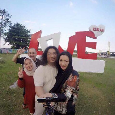 Selamat berakhir pekan Warga Kutai Kartanegara, Bunda <a href="/ritawow_1973/">Rita Widyasari</a>  aja udah selfie disini masak kamu belum sich 😄😄