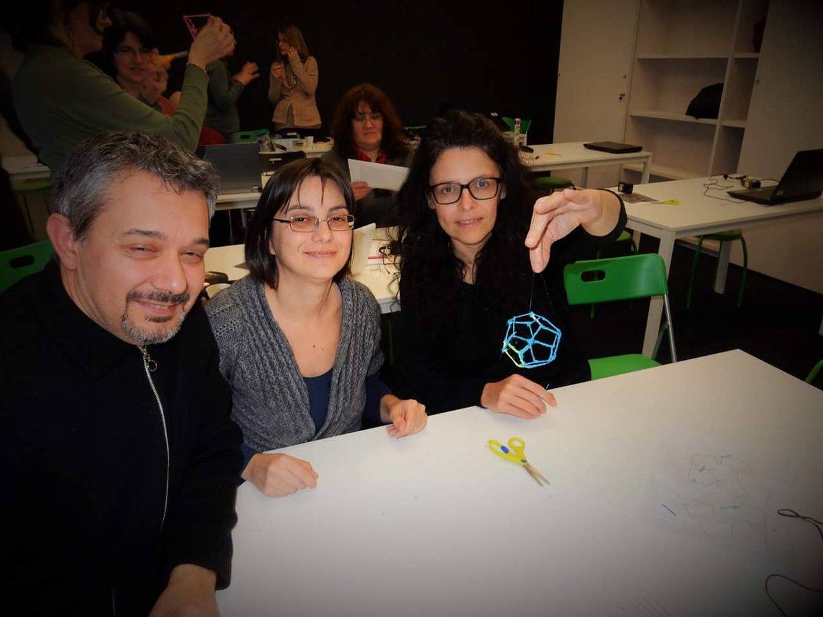 LindaGiamp's tweet photo. Corso di formazione penna3D e geogebra3D...2° e 3° incontro! In attesa del 4°... #FascinatingWorldofGeometricForms https://t.co/dJa21rRSe6