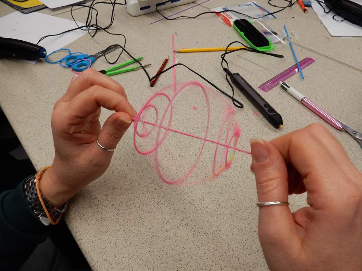 LindaGiamp's tweet photo. Corso di formazione penna3D e geogebra3D...2° e 3° incontro! In attesa del 4°... #FascinatingWorldofGeometricForms https://t.co/dJa21rRSe6