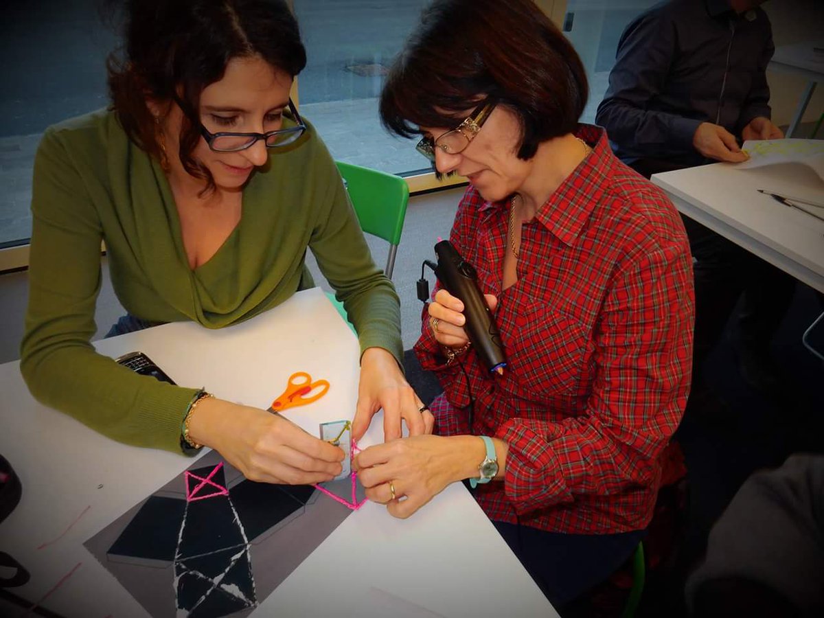 LindaGiamp's tweet photo. Corso di formazione penna3D e geogebra3D...2° e 3° incontro! In attesa del 4°... #FascinatingWorldofGeometricForms https://t.co/dJa21rRSe6