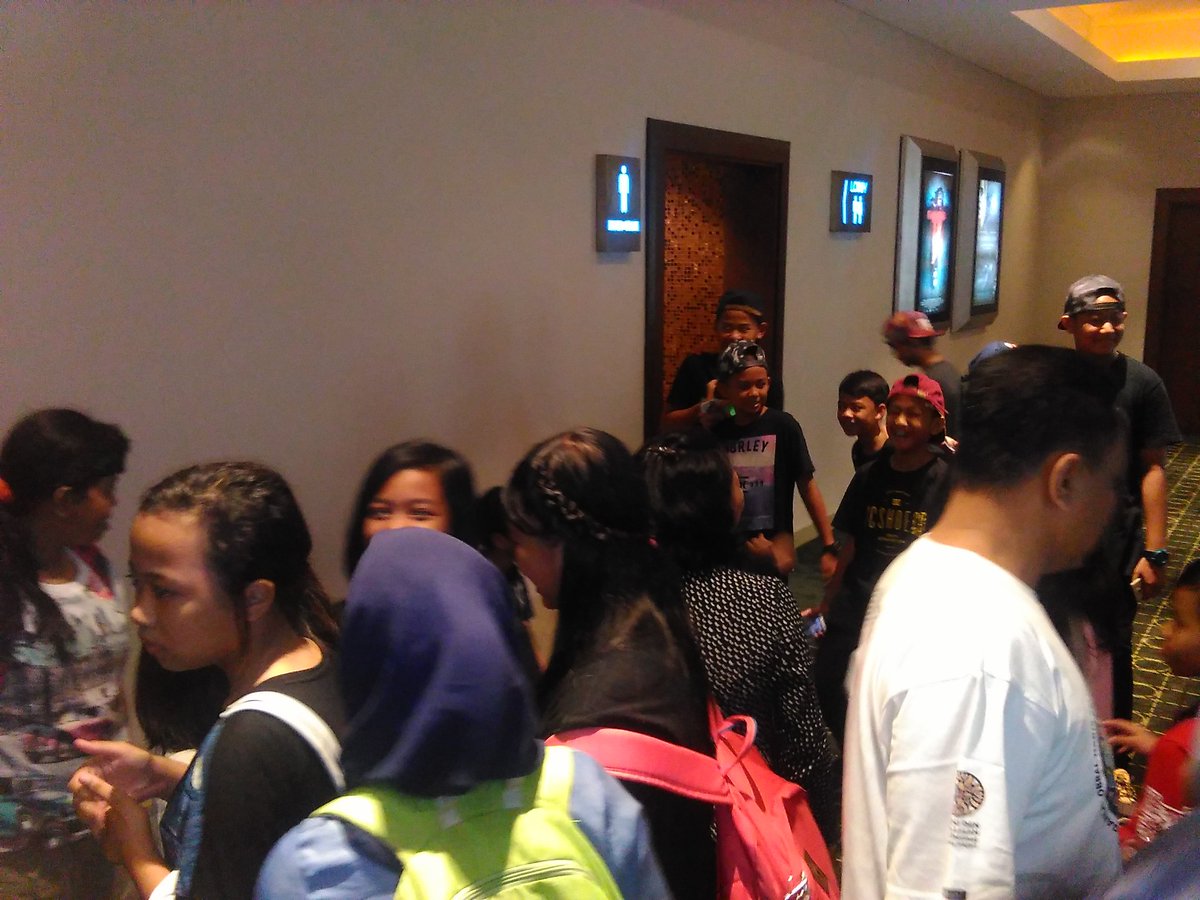 Keramaian MeetUp di XXI Panakukkang with <a href="/Dzaky_Bombe/">MuhDzakyNurIrfansyah</a> &amp; <a href="/Yudi_Bombe/">A. Emir Wahyudi Aspa</a> . ramai ya cc @filmbombe