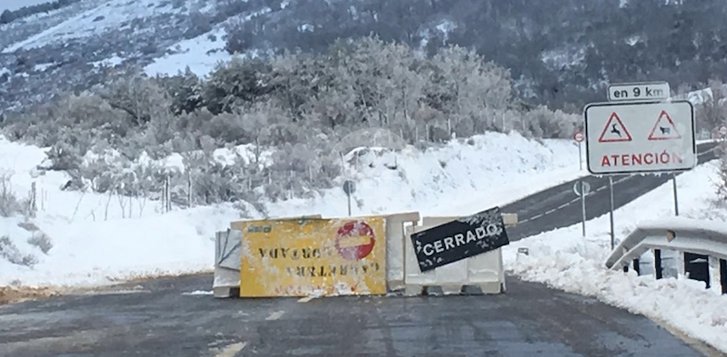 s24horas's tweet photo. El acceso a La Covatilla, cerrado: más de metro y medio de nieve acumulada https://t.co/cQspX4IQiA @RadarSalamanca https://t.co/QDcZToHh3z
