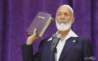 الحاكم الظالم ؛ هو رجل أفسد على الناس [ دنياهم ] .. وأفسد على نفسه [ أخرته ] فما أحمقه .." أحمد ديدات