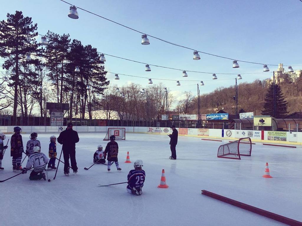 dvomates's tweet photo. #coach 🏒🏒#3dnyjsempředávalzkušenosti #neskutečnýzlepšení #detitobavilo #hokejnásbavíbavtesesnámi #superparta #crazy… https://t.co/PtQDCIEXoq