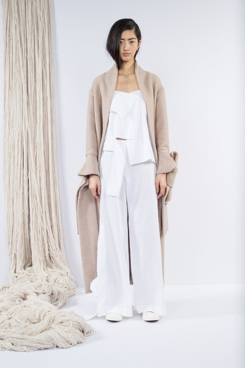 _nyfw's tweet photo. Claudia Li Fall/Winter 2016/2017 #NewYork https://t.co/r2n2joh95C #nyfw #fashionshow #runway #fashion #ClaudiaLi https://t.co/nu7PsSOHj6