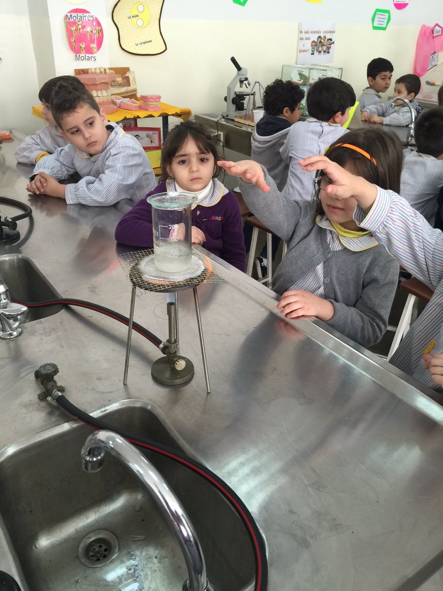 mazloum_lina's tweet photo. #تجربة#ترقب#ملاحظة#اكتشاف..متعلمو الروضة الثالثة في دوحة المقاصد يرافقون نقطة المياه في رحلتها داخل مختبر المدرسة. https://t.co/99sl7H4ECh