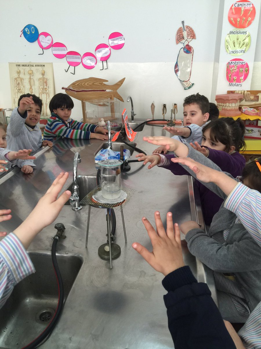 #تجربة#ترقب#ملاحظة#اكتشاف..متعلمو الروضة الثالثة في دوحة المقاصد يرافقون نقطة المياه في رحلتها داخل مختبر المدرسة.