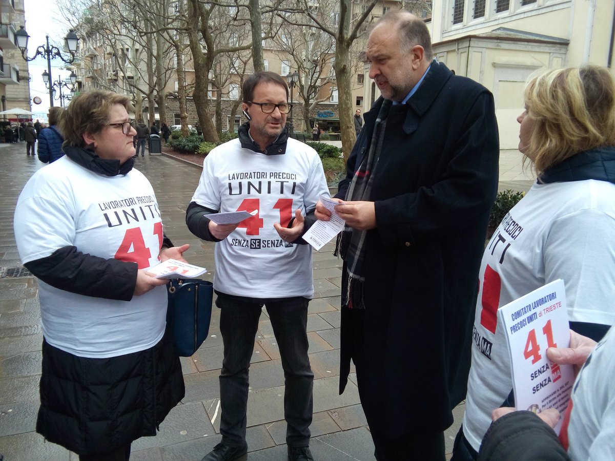 triestecambia's tweet photo. LIVE a San Giacomo @RobertoCosolini incontra i cittadini e il Comitato lavoratori precoci #cosolinisindaco #Trieste https://t.co/1GTLDJhsW1