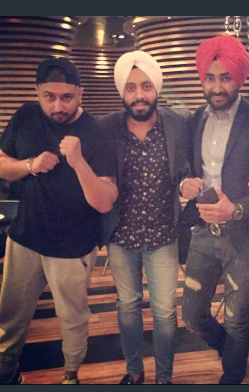 yo_yo_army's tweet photo. #YoYoHoneySingh #RanjitBawa #GuruRandhawa #MadnessAllAround #Crazy #Brothers #FunTime #BoobySuri Non-Light Missing ! https://t.co/C0JJvvg3Oe