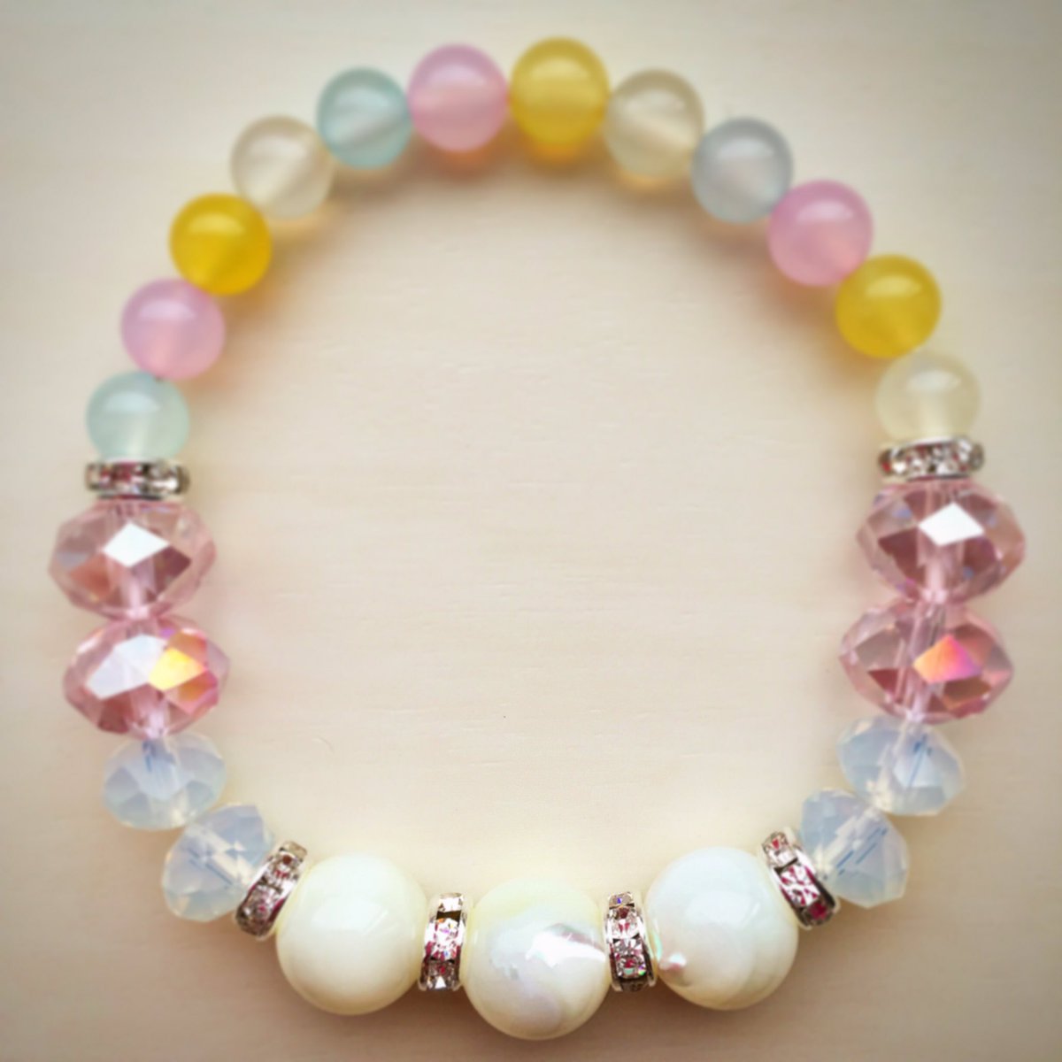Nmade4u's tweet photo. 優しいパステルカラーの淡い力
#マザーオブパール
#カルセドニー
#ハンドメイド #ゴムブレス 
#パワーストーン #天然石
#ブレスレット
#nm4u https://t.co/J92Vcf0eeJ