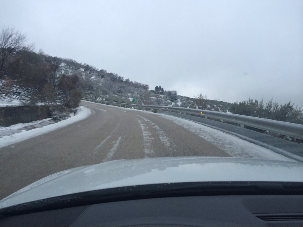 marianvelasco's tweet photo. Hoy subir a #ValdepeñasDeJaén puede ser una aventura pero gracias a @JaenJunta se circula sin cadenas. #nieve #Jaén https://t.co/G4QGQWKmkS