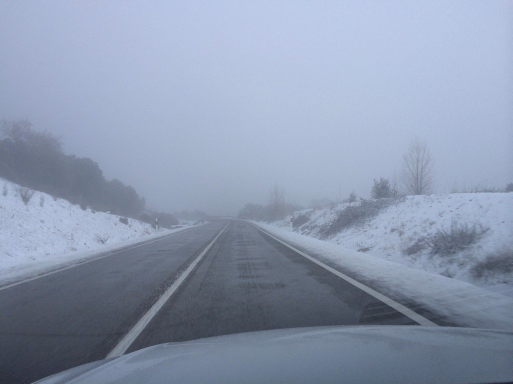 marianvelasco's tweet photo. Hoy subir a #ValdepeñasDeJaén puede ser una aventura pero gracias a @JaenJunta se circula sin cadenas. #nieve #Jaén https://t.co/G4QGQWKmkS