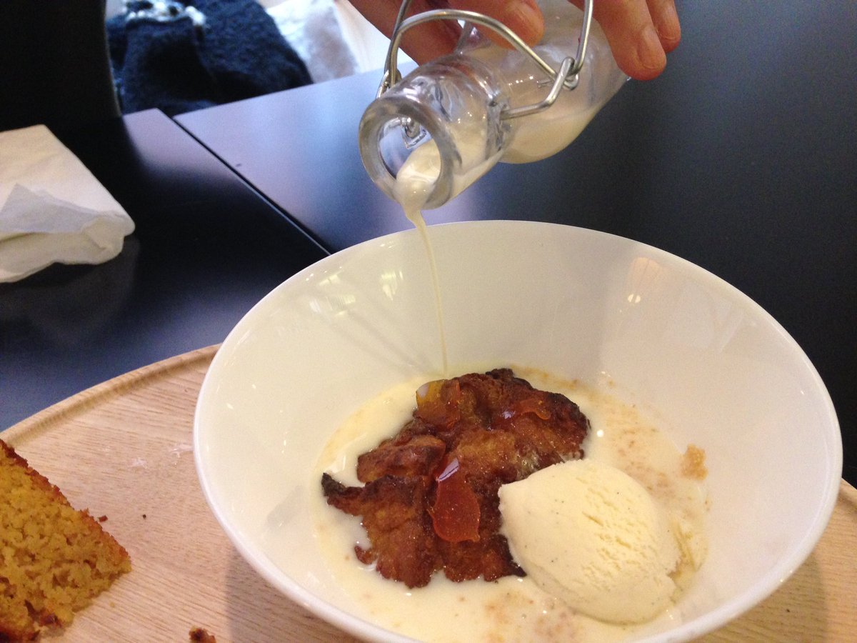 CasaCaroloMambo's tweet photo. Día tranki y relajado #aperitivear sin mirar el reloj:cazuelitasarroz#torrija con leche especiada y la mejor música https://t.co/gqDPlpM2IR