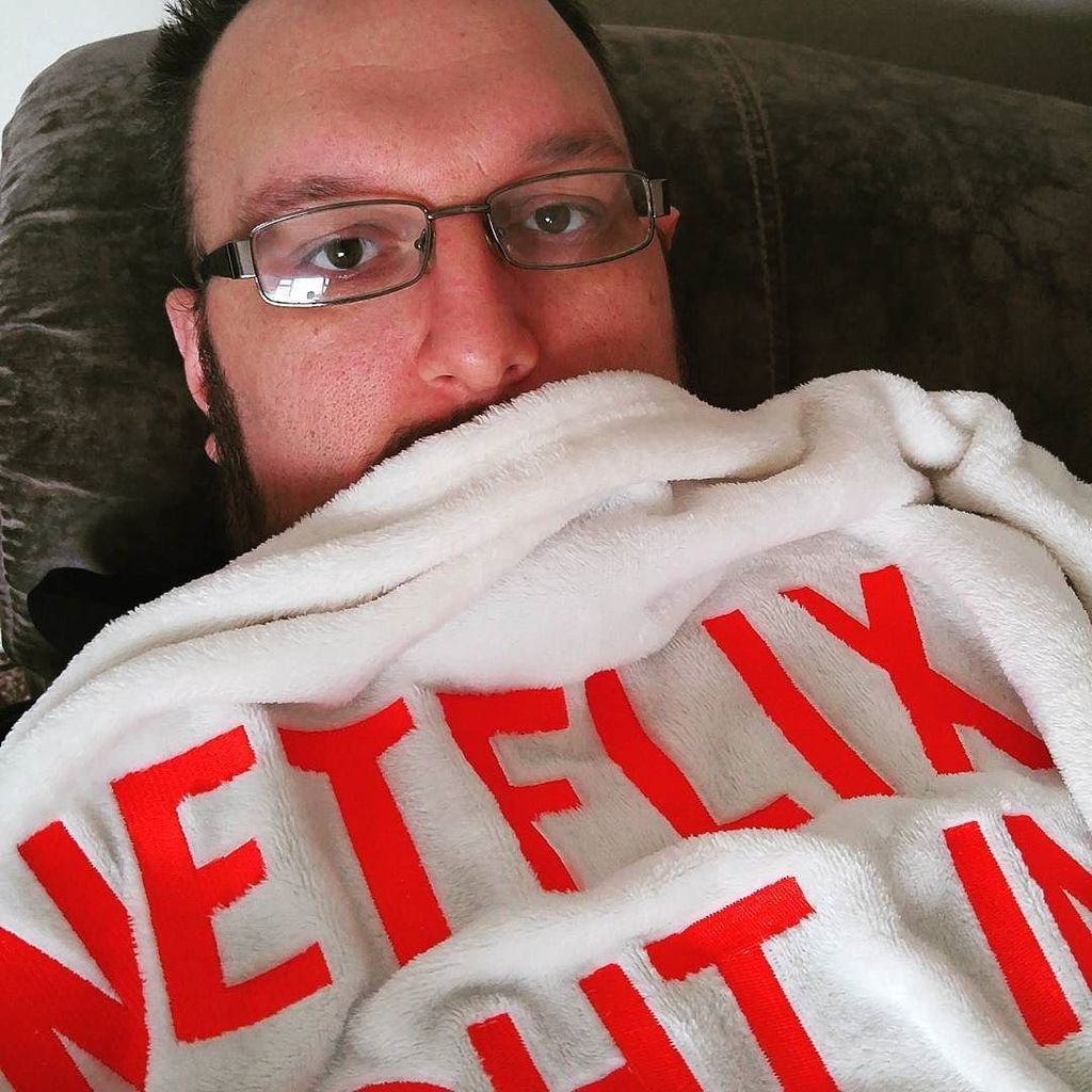 dadwhoblogs's tweet photo. This might be on of the best things a PR has ever sent me. #netflixnightin @netflixuk #MassiveBlanket https://t.co/JK9JyVtWsV