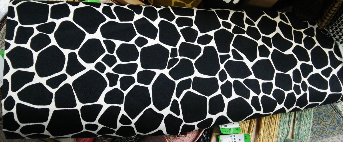 今日は江坂でミーティングをしたあと、いちょう祭に向けての買い出しをしました！
これを東北のお母さん方に送って、商品を作ってもらいます！
完成品が楽しみです！