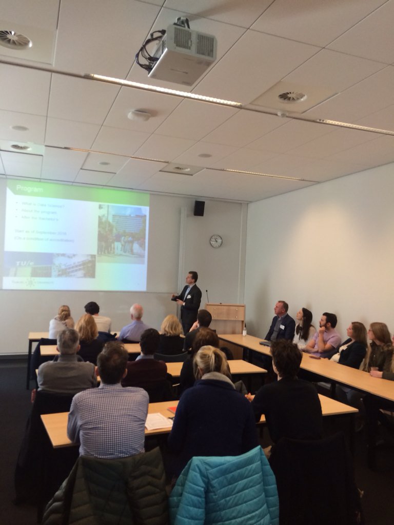 hedvigniehoff's tweet photo. Grote belangstelling voor Data Science bachelor op Open Dag #TilburgU https://t.co/XDyBFyCoMP