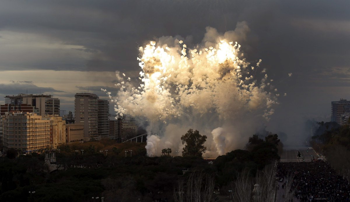 levante_emv's tweet photo. Así será la mascletà aérea de esta tarde con el nuevo efecto Godzilla https://t.co/MqjleqcdAA #Fallas2016 https://t.co/qLJicqmrWi