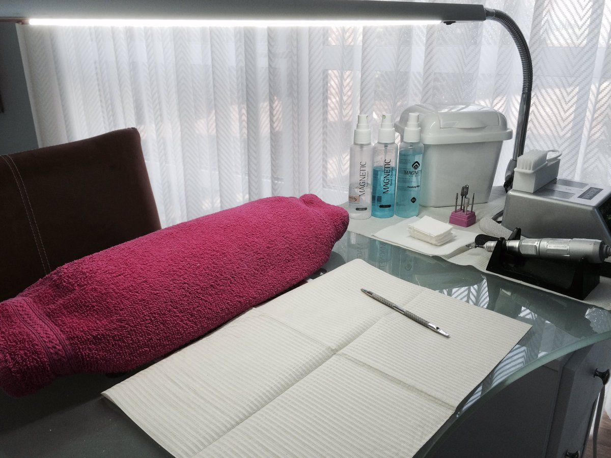 TipTopTiel's tweet photo. Een nieuwe dag en weer nieuwe nagels zetten. #nailsalon https://t.co/MG8QyjOF2n