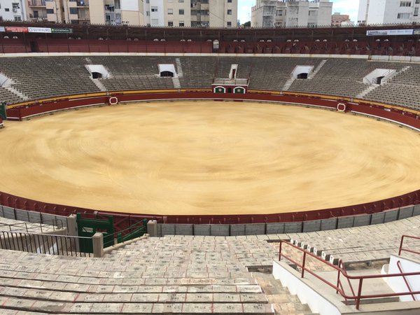 Buenos días. Así de bonita luce la plaza de toros de Castellón. Todo preparado para las vacas Magdaleneras