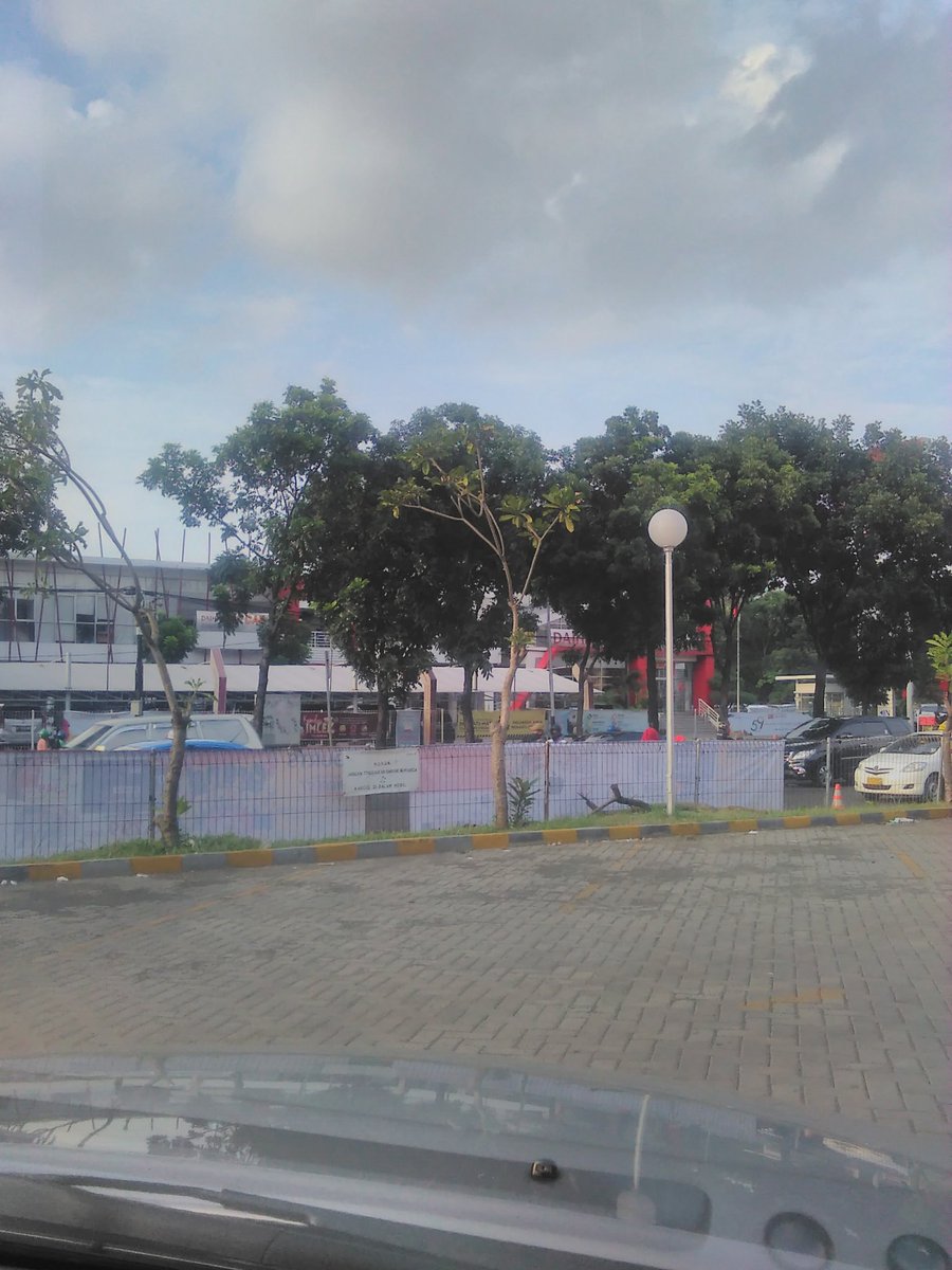 cuaca di dpn btc bintaro cerah.lalin dua arah rame lcr.