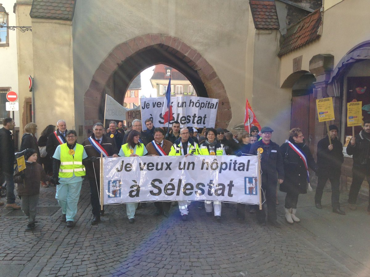 La #manifestation de soutien à l'#hopital de #sélestat entre au centre-ville avec 3000 participants