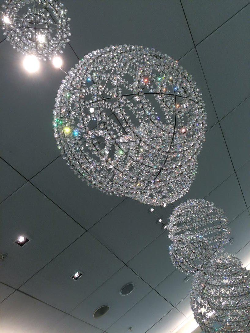bigham_mark's tweet photo. Globular light cluster at BA lounge at London Heathrow https://t.co/PtQ5wEWErs