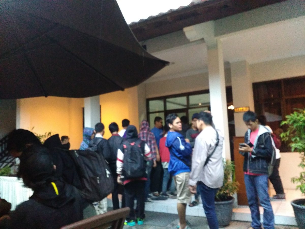 JKT48JOGJAFC's tweet photo. venue usah mulai ramai, yg masih di perjalanan hati2 di jalan.. hujan brooo https://t.co/a9NlGVDwmP