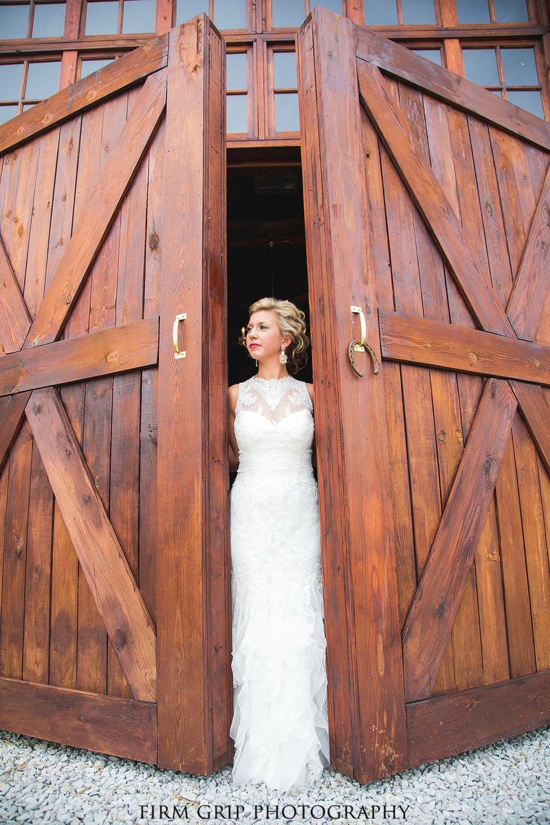avonweddingbarn's tweet photo. "Elegance is the only beauty that never fades"- #audreyhepburn https://t.co/FujUFoDVxq