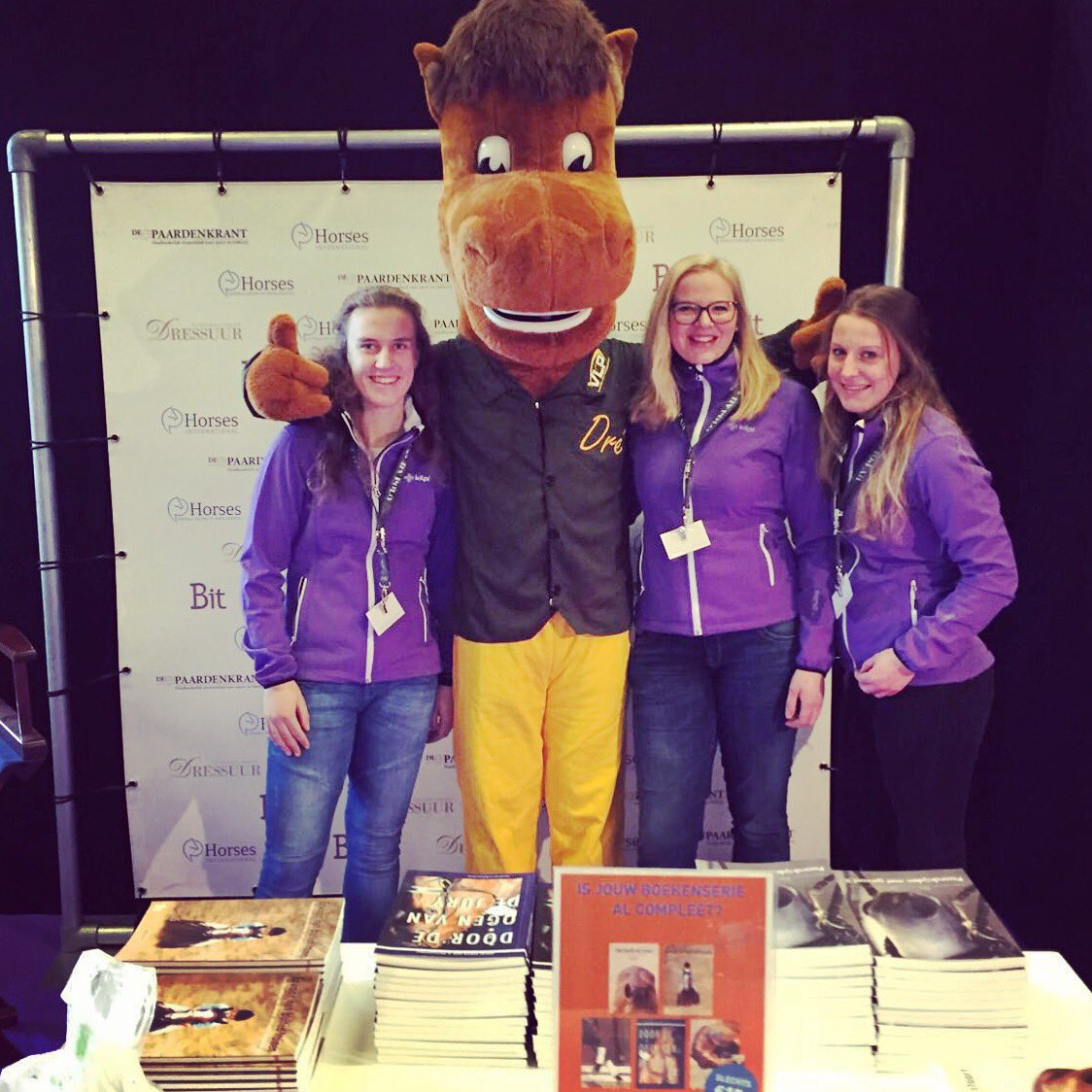 Bitpaarden's tweet photo. Groetjes vanuit Belgie @FlandersHorseEx #Stand #Bitpaarden https://t.co/mU4ic4aRmO
