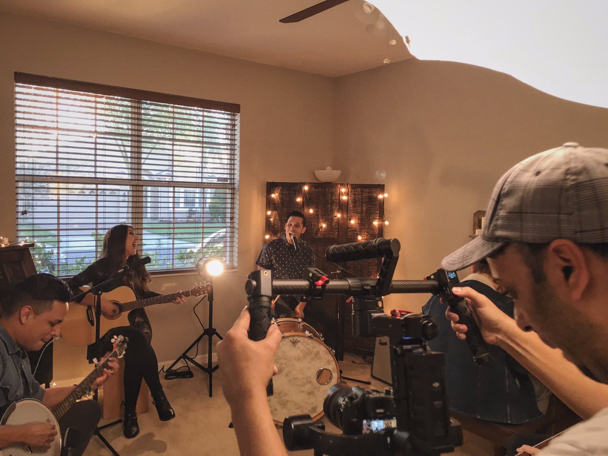 pamelapraniuk's tweet photo. Ayer tuvimos un día súper emocionante con amigos grabando el vídeo de #TeNecesito #Próximamente #OhHowINeedYou https://t.co/Ud1ZLLAsyo