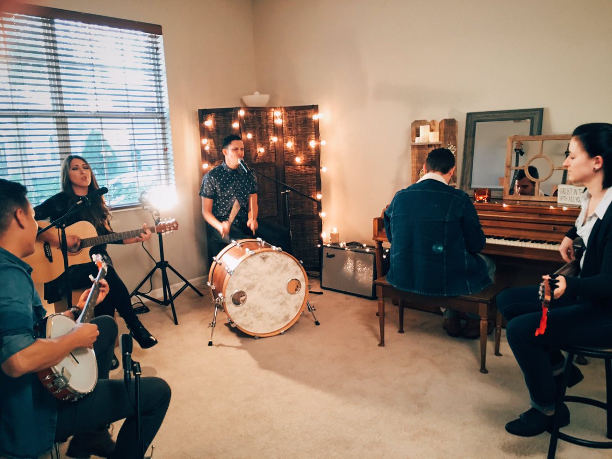 pamelapraniuk's tweet photo. Ayer tuvimos un día súper emocionante con amigos grabando el vídeo de #TeNecesito #Próximamente #OhHowINeedYou https://t.co/Ud1ZLLAsyo