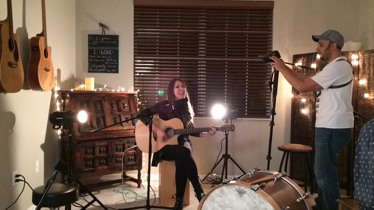 pamelapraniuk's tweet photo. Ayer tuvimos un día súper emocionante con amigos grabando el vídeo de #TeNecesito #Próximamente #OhHowINeedYou https://t.co/Ud1ZLLAsyo