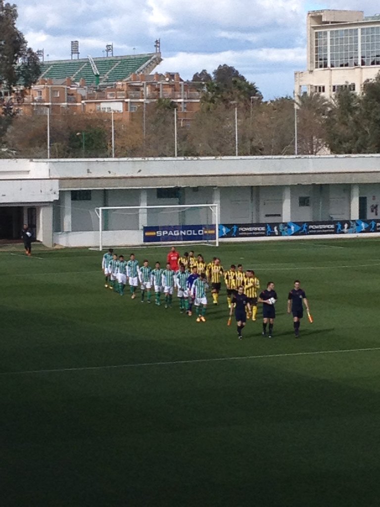 Pepelias17's tweet photo. @alfonsito0007, espectador de excepción en la CD del #Betis, donde el filial gana 1-0 al San Roque (Narváez) https://t.co/Tx1xMzmSfF