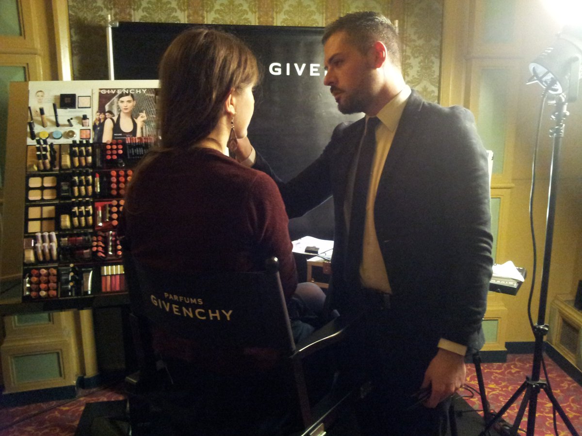 VanityFairIt's tweet photo. Per un red carpet da star il makeup è importante. Ai #vanityoscar c’è @parfumsgivenchy #givenchybeauty https://t.co/AQQspvnZIm