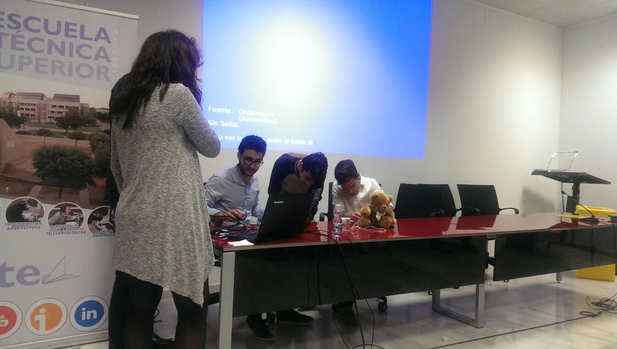 CatedraTEF_UA's tweet photo. Solución #HackForGood para monitorizar a los pequeños. @BearsInternet para ayudar a los papis #H4G_ALC https://t.co/tJpNFUZWPb