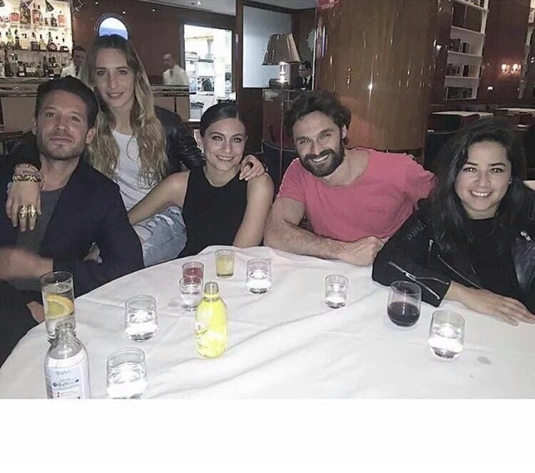 brecosanchezw's tweet photo. [Foto 📷] @anabrendac y @ivansanchezz_  con amigos. 🍸 VíaIG: #AlanDeLaPeña https://t.co/NTvMQEneAh