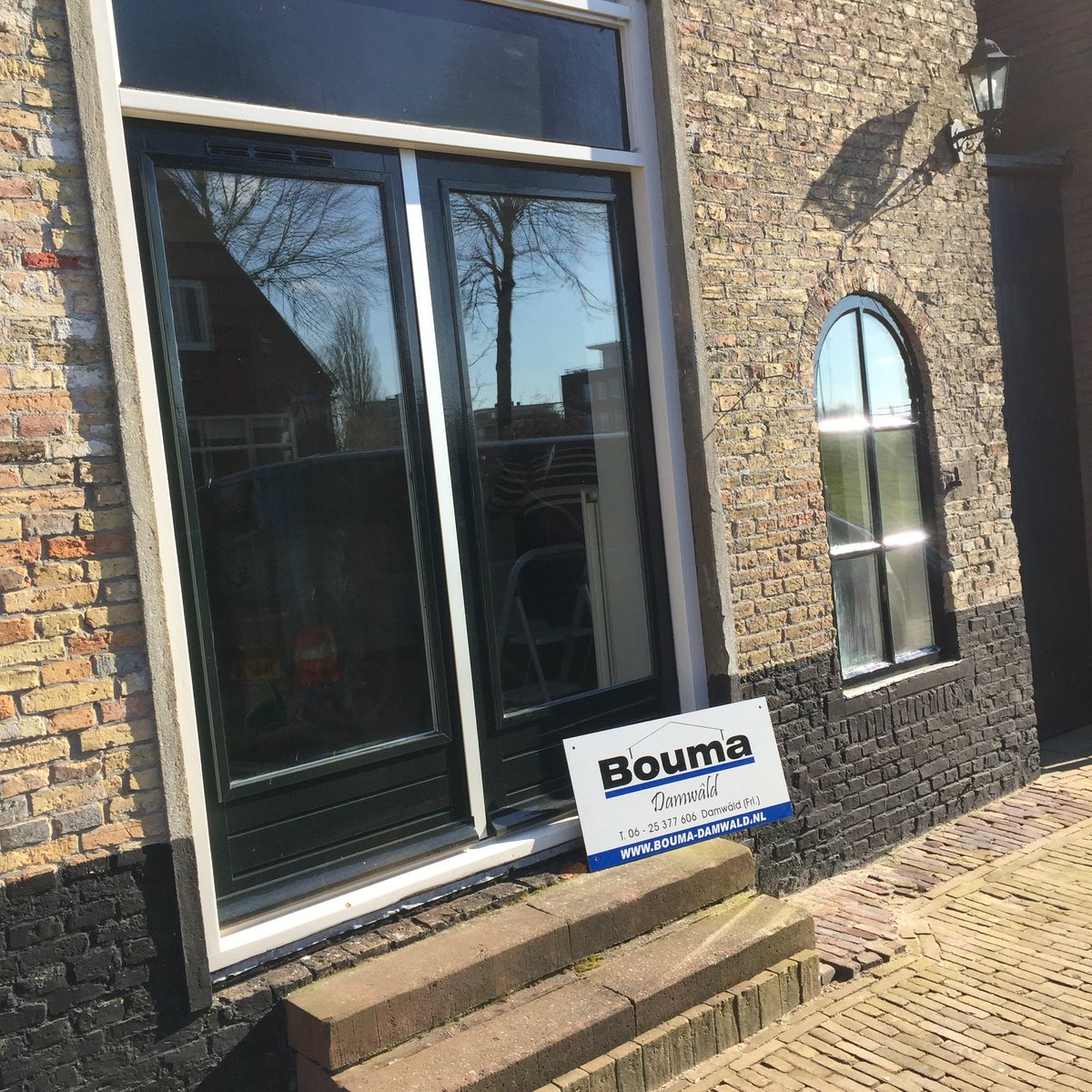 boumadamwald's tweet photo. Vandaag leuk klusje in Dokkum. Mooi oud pand voorzien van nieuw hang en sluitwerk. https://t.co/JS93gpG5mQ https://t.co/oQ8X1BJ3x2