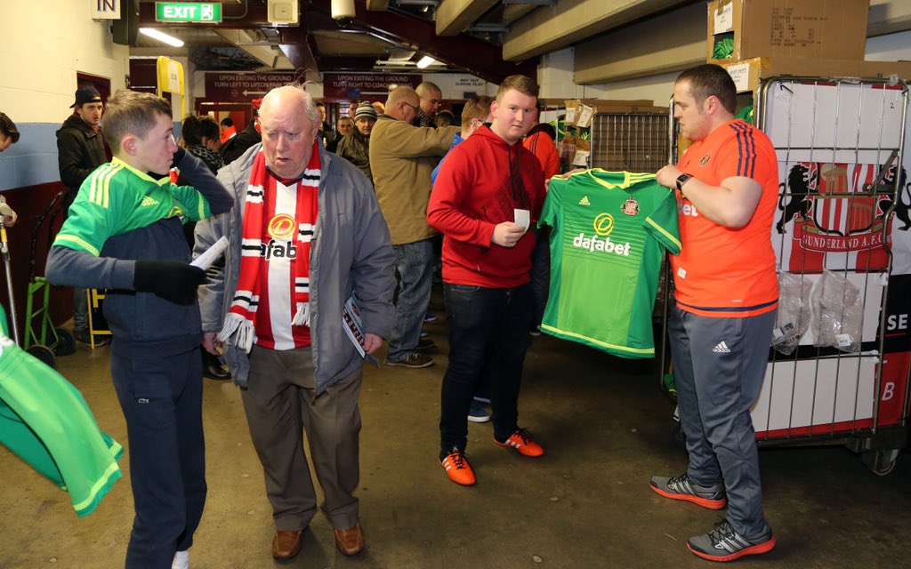 SunderlandAFC's tweet photo. More happy fans picking up their free shirts 💚👍 https://t.co/EuQQuLVUgj