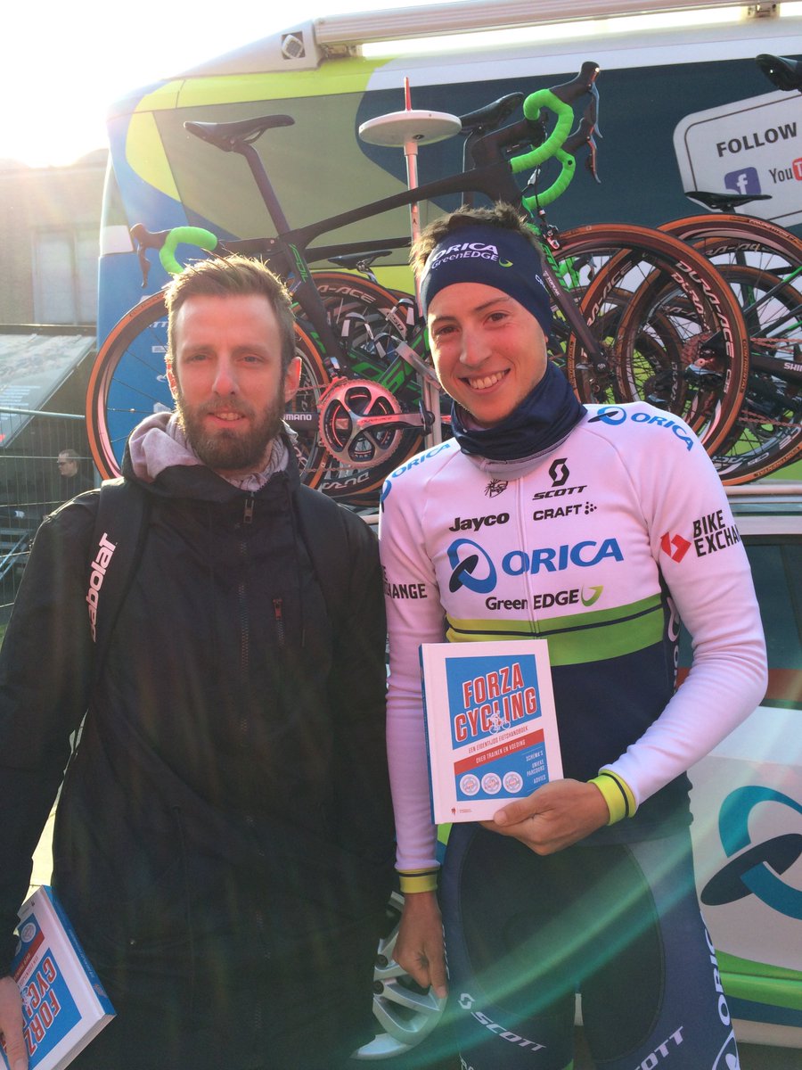 BLPublishers's tweet photo. @jenskeukeleire en @forza_nick aan de start van de Omloop Het Nieuwsblad deze morgen! #ForzaCycling #rennermethonger https://t.co/brSameHxgg