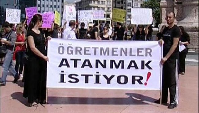 Ogretmene Agustosta50Bin Ataması yapılmayan 350 bin öğretmene bi RT yaparak destek olur musunuz sayın <a href="/DemetAkalin/">Demet Akalin</a>