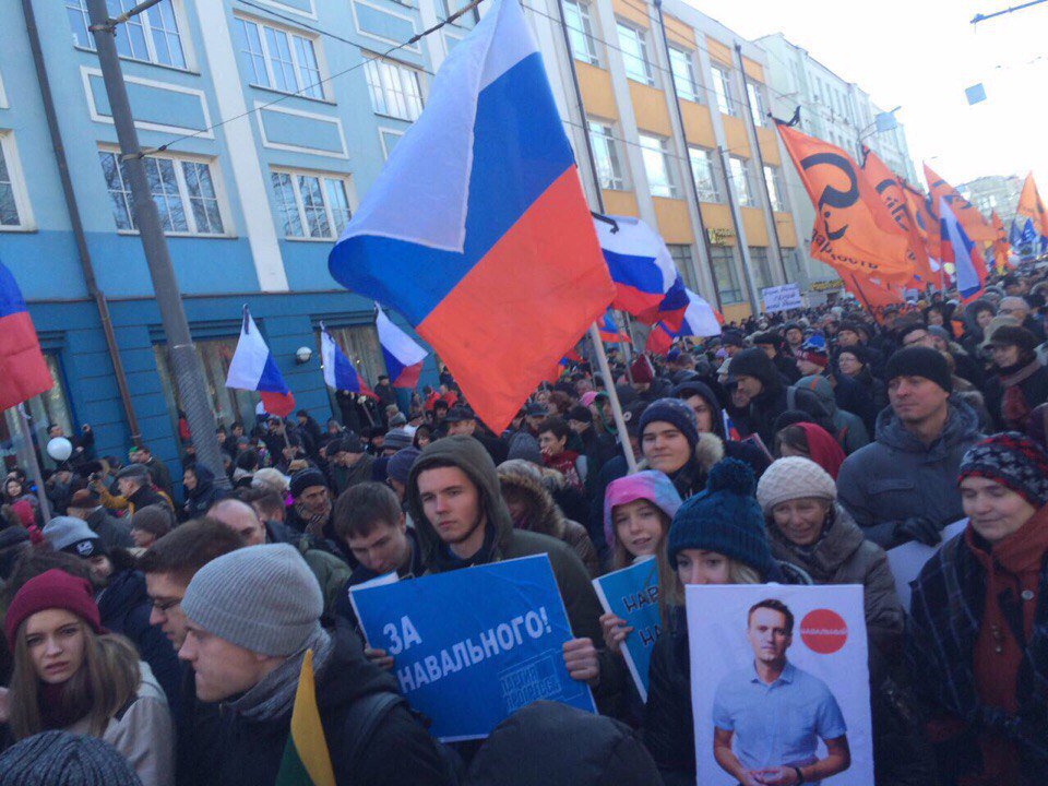 Марш памяти Немцова задумывался без лозунгов,но оппозиция опять не устояла и привела группу поддержки!