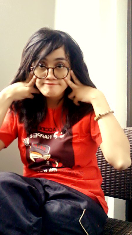 Cocok juga pakai kacamata ini....