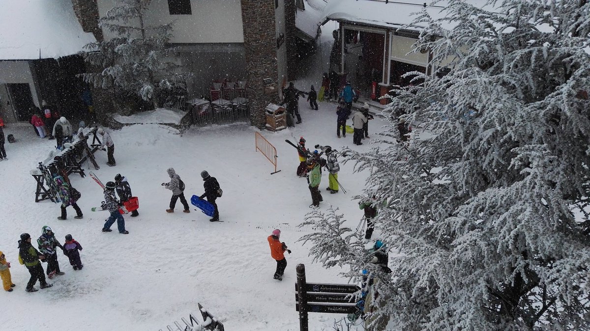 websierranevada's tweet photo. Como nieva ahora!. Ya más de 35-40 cm acumulados en pistas. https://t.co/Od8BIsBHIh