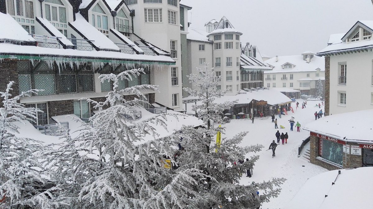 websierranevada's tweet photo. Como nieva ahora!. Ya más de 35-40 cm acumulados en pistas. https://t.co/Od8BIsBHIh