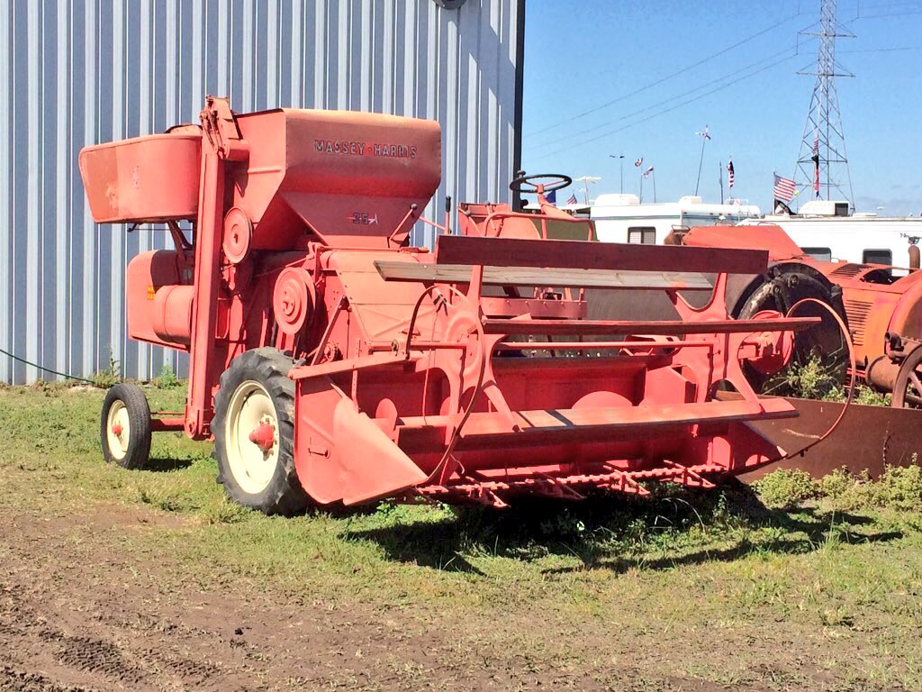 MoeChauvin's tweet photo. Can you imagine eating all that dust with this antique #MF35 combine! #innovation Florida #Flywheelers @AGCOcorp https://t.co/oy5bA650tj