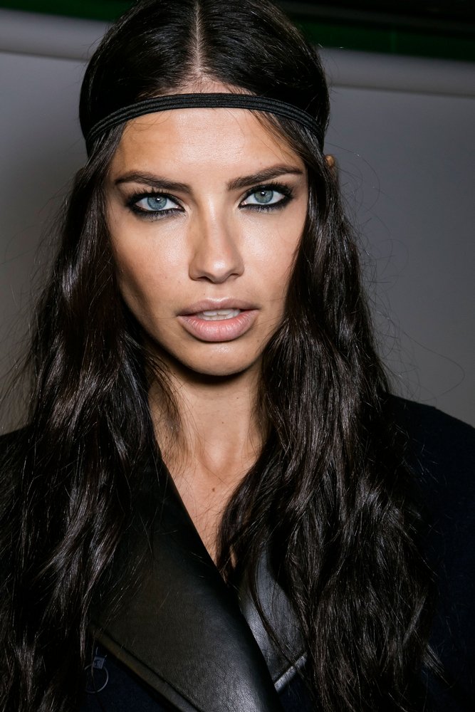 newsadrianalima's tweet photo. #NEW - Versace F/W 2016.17 Milan, Backstage #MFW https://t.co/bQhbDTUFNj