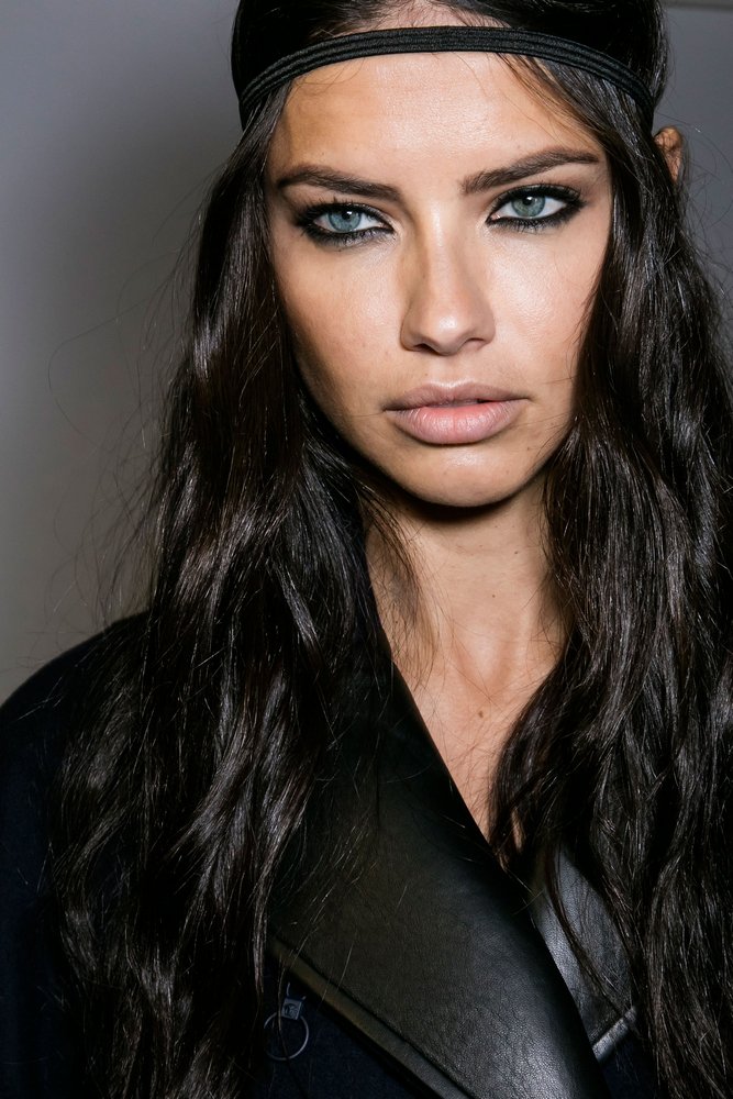 newsadrianalima's tweet photo. #NEW - Versace F/W 2016.17 Milan, Backstage #MFW https://t.co/bQhbDTUFNj