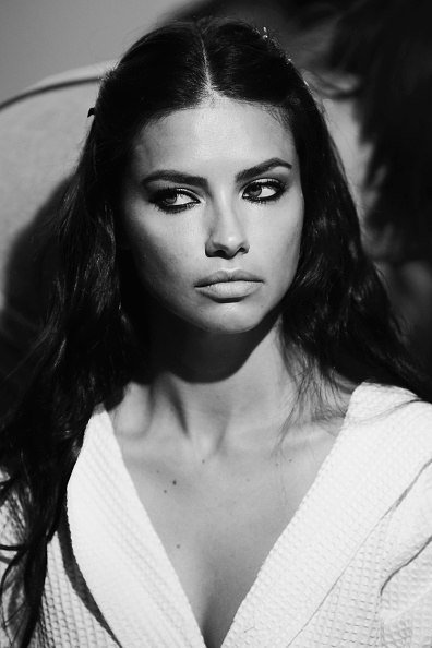 newsadrianalima's tweet photo. #NEW - Versace F/W 2016.17 Milan, Backstage #MFW https://t.co/AaZqvuquLw