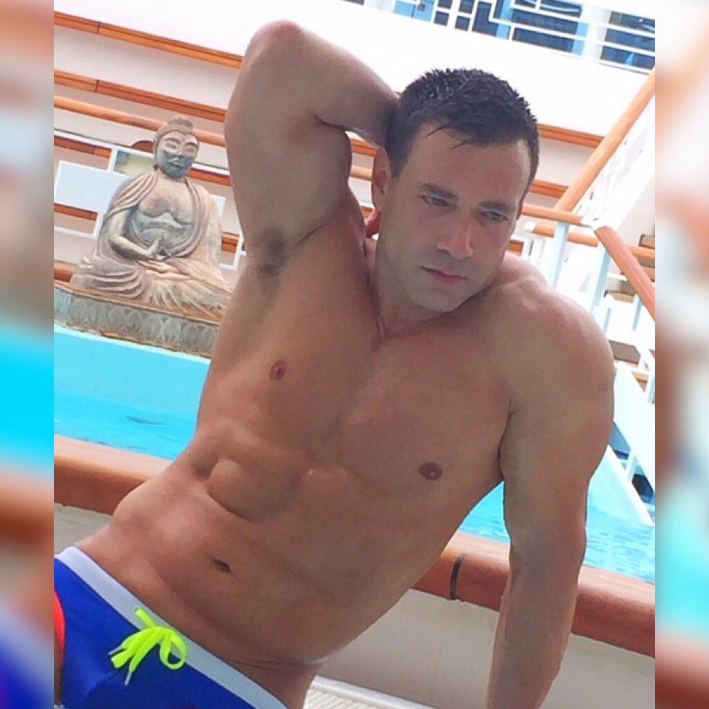 davedemaske's tweet photo. BTS take from #booksplash cruise. #SexySaturday #wet #FlexPoolSide #GettingFurious #fitnessmodel #covermodel #model https://t.co/gQwzGewDkD