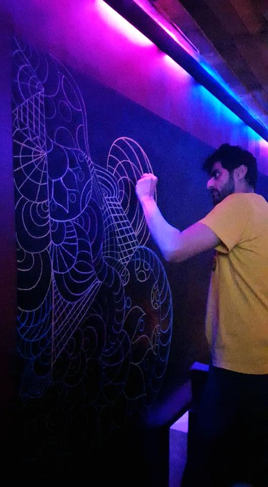 TeaCoffeeJ's tweet photo. So this happened yesterday...

#art at #tcj #wallart #chalking @TA_Ramzi #scifiartist #pakistan #karachi #dha https://t.co/wf91GM26Tn